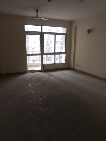 Room in 4 BHK Apartment at Supertech Czar Suites, Omicron I Greater Noida – for Sale