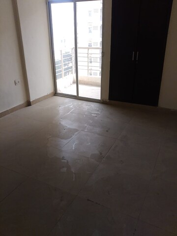 Room in 4 BHK Apartment at Supertech Czar Suites, Omicron I Greater Noida – for Sale