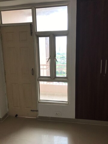 Room in 3 BHK Apartment at Supertech Cape Town, Sector 74 – for Rent