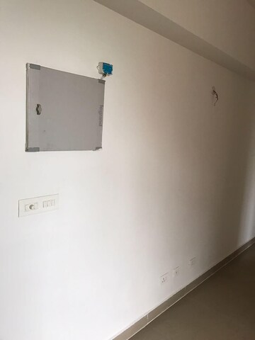 Room in 3 BHK Apartment at Supertech Cape Town, Sector 74 – for Rent