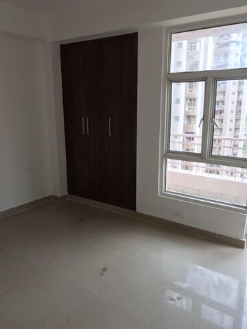 Room in 3 BHK Apartment at Supertech Cape Town, Sector 74 – for Rent