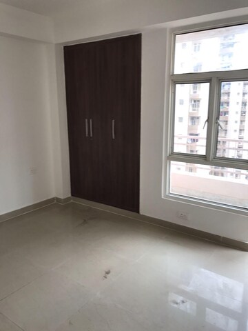 Room in 3 BHK Apartment at Supertech Cape Town, Sector 74 – for Rent