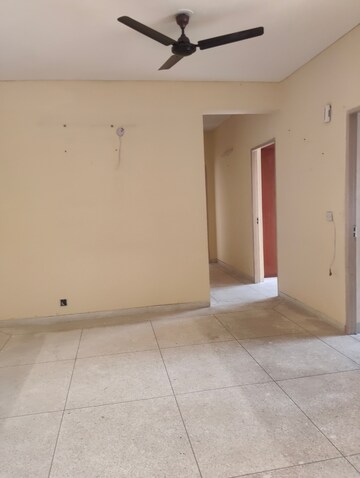 Room in 3 BHK Apartment at DLF The Princeton Estate, Dlf Phase V – for Rent
