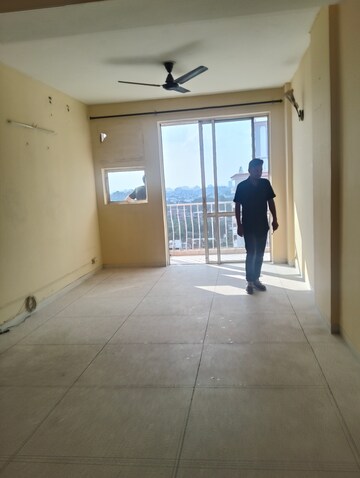 Room in 3 BHK Apartment at DLF The Princeton Estate, Dlf Phase V – for Rent