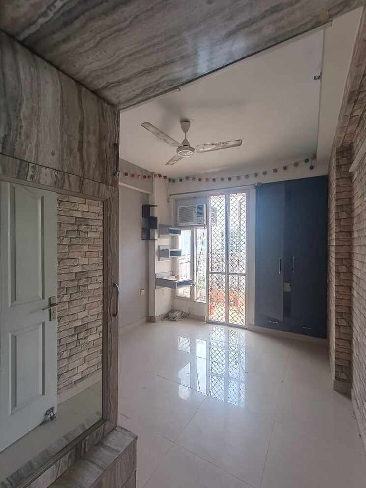 Room, sector 77 2 Bedroom 1105 Sq.Ft. Apartment In Sector 77 Noida 9156936