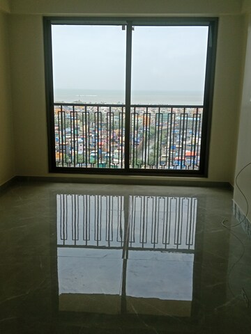 Room in 3 BHK Apartment at Mirchandani Triton, Santacruz West – for Sale