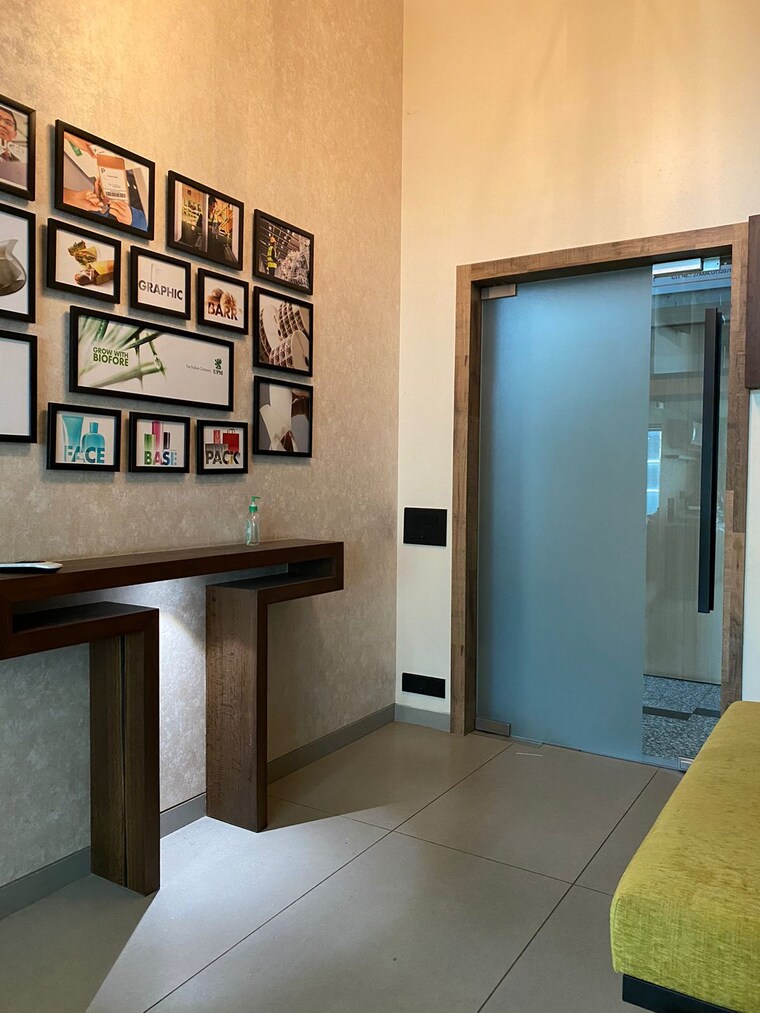 Room, remi-commercio Commercial Office Space 1800 Sq.Ft. In Andheri West Mumbai 9156945