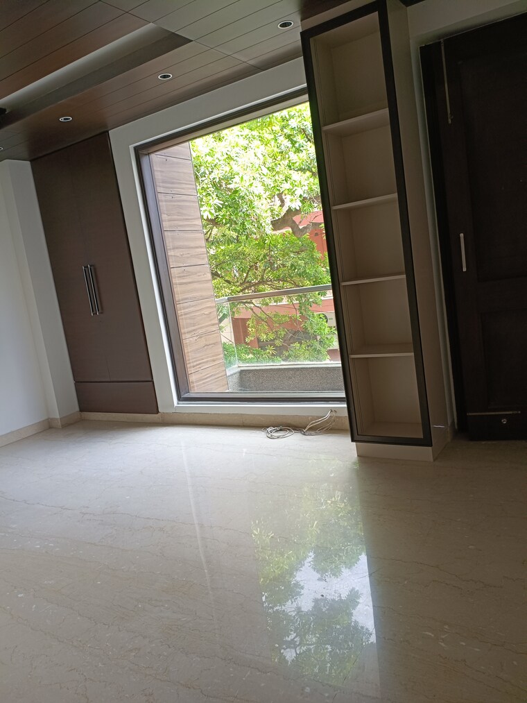 Room, new friends colony 4 Bedroom 300 Sq.Yd. Builder Floor In New Friends Colony Delhi 9156975