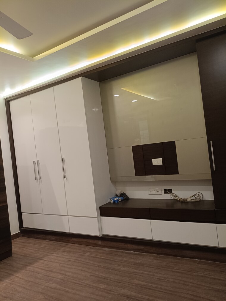 Room, new friends colony 4 Bedroom 300 Sq.Yd. Builder Floor In New Friends Colony Delhi 9156975