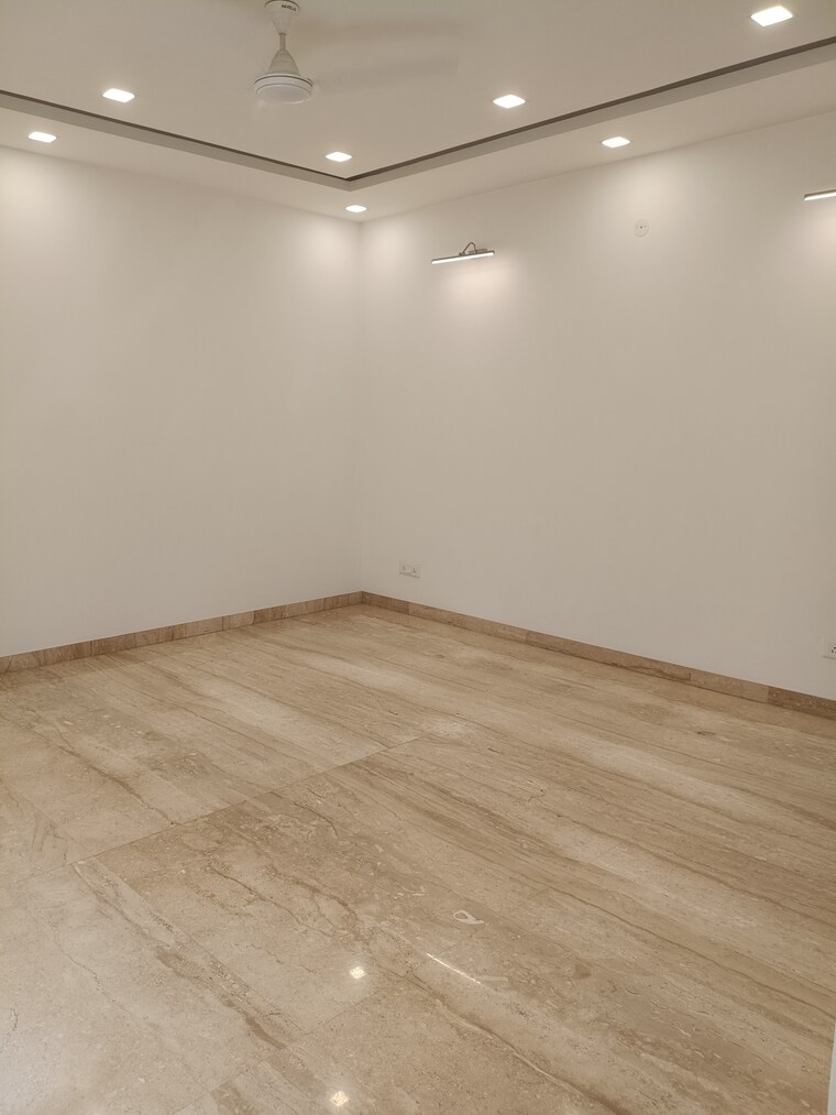 Room, new friends colony 4 Bedroom 300 Sq.Yd. Builder Floor In New Friends Colony Delhi 9156975