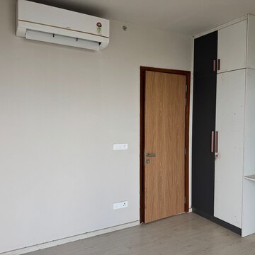 Room in 3 BHK Apartment at M3M Heights, Sector 65 – for Rent