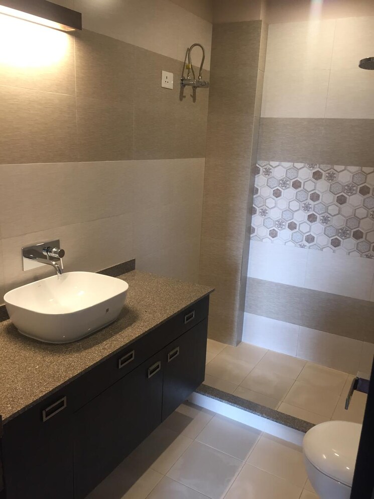 Bathroom, vipul-world-floors 3 Bedroom 360 Sq.Yd. Builder Floor In Sector 48 Gurgaon 9157125