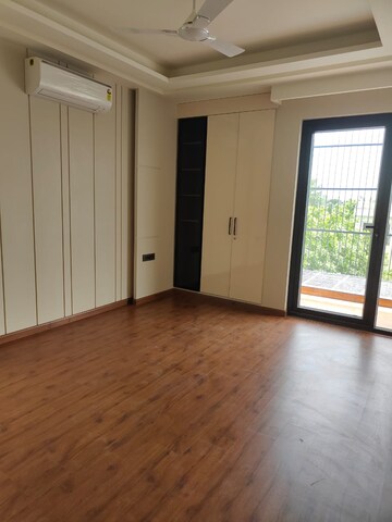 Room in 4 BHK Builder Floor at DLF City Phase IV, Dlf Phase iv – for Rent