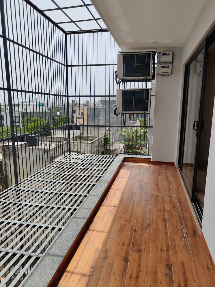 Balcony, dlf-city-phase-iv 4 Bedroom 3000 Sq.Ft. Builder Floor In Dlf Phase iv Gurgaon 9157137