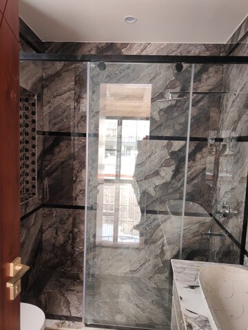 Bathroom in 4 BHK Builder Floor at DLF City Phase IV, Dlf Phase iv – for Rent