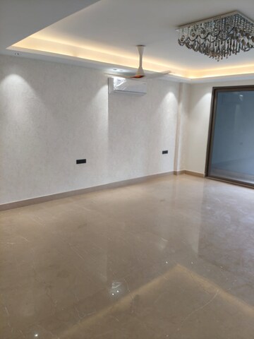 Room in 4 BHK Builder Floor at DLF City Phase IV, Dlf Phase iv – for Rent