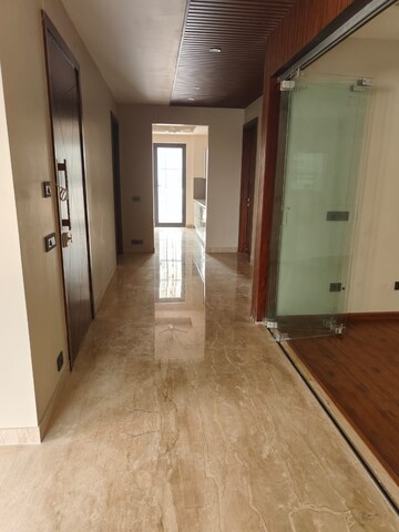 Room in 4 BHK Builder Floor at DLF City Phase IV, Dlf Phase iv – for Rent