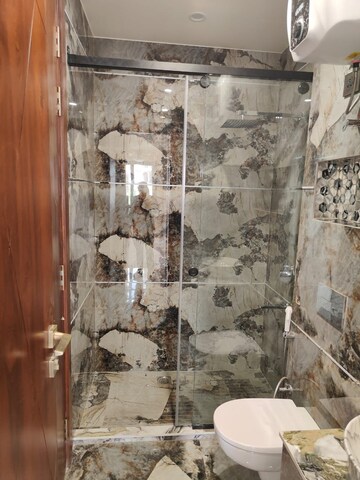 Bathroom in 4 BHK Builder Floor at DLF City Phase IV, Dlf Phase iv – for Rent