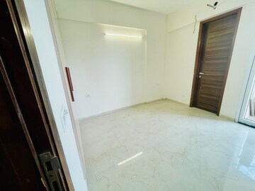 Room in 3 BHK Builder Floor at Smart World Gems, Sector 89 – for Rent