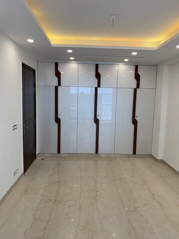 Room in 3.5 BHK Builder Floor at DLF City Phase IV, Dlf Phase iv – for Rent
