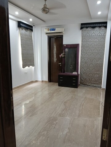 Room in 3 BHK Builder Floor at Ansal Sushant Shopping Arcade, Sector 27 – for Rent