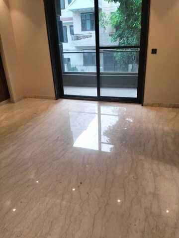 Room in 3 BHK Builder Floor at Ansal Sushant Shopping Arcade, Sector 27 – for Rent