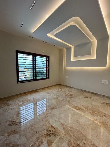 Room in 4 BHK Apartment at Indiranagar – for Rent