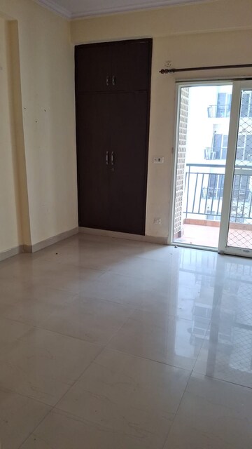 Room in 2.5 BHK Apartment at Antriksh Golf View, Sector 78 – for Rent