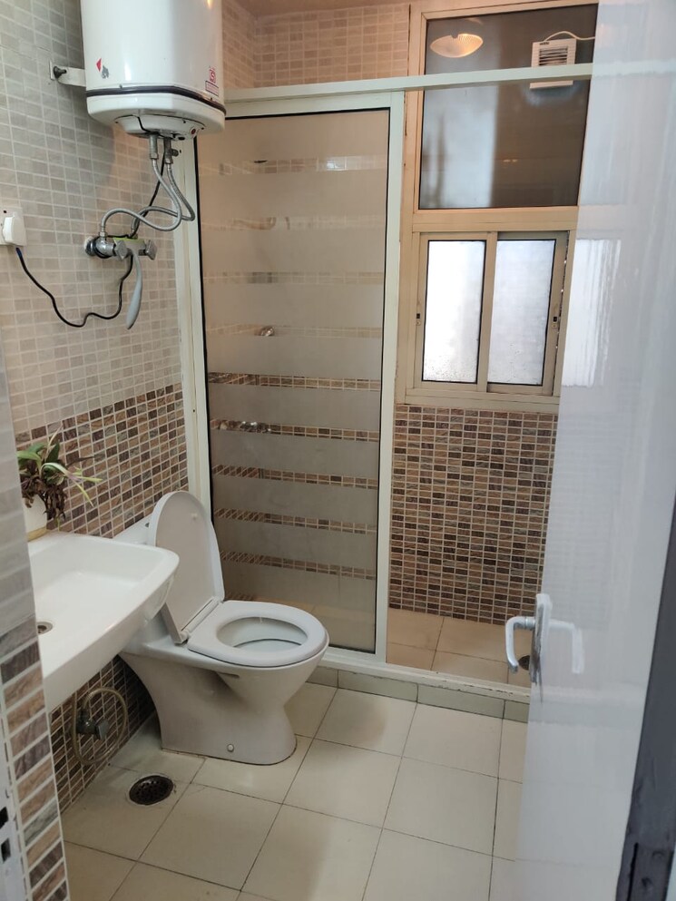 Bathroom, dlf-silver-oaks 2 Bedroom 1150 Sq.Ft. Apartment In Sector 26 Gurgaon 9157266