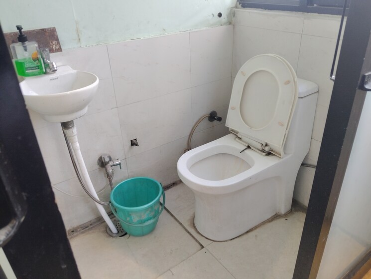 Bathroom, netaji subhash place Commercial Office Space 685 Sq.Ft. In Netaji Subhash Place Delhi 9157381