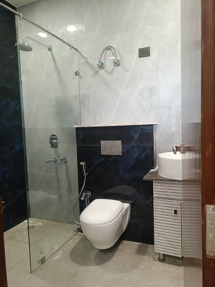 Bathroom, anand vihar 3 Bedroom 1800 Sq.Ft. Builder Floor In Anand Vihar Delhi 9157402