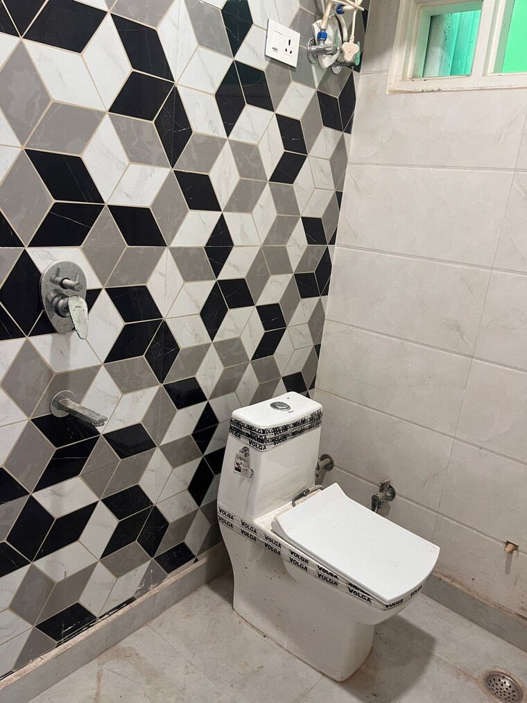 Bathroom, dwarka mor 3 Bedroom 1100 Sq.Ft. Builder Floor In Dwarka Mor Delhi 9157395
