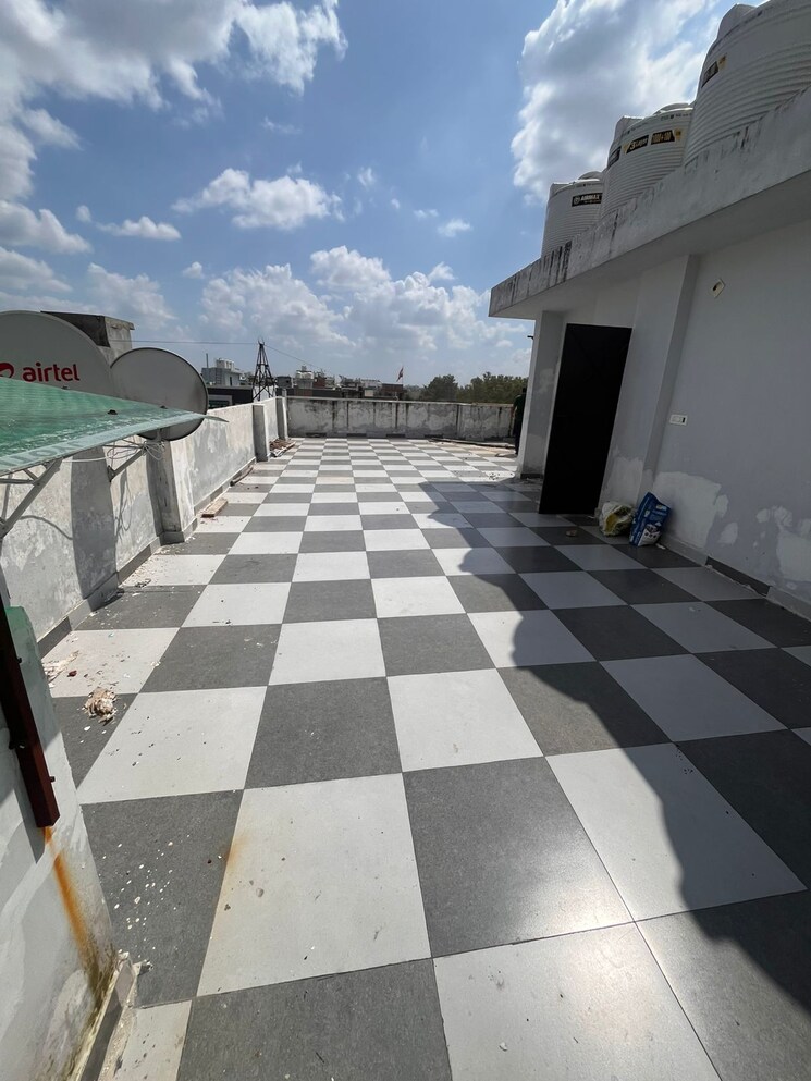 Terrace, dwarka mor 3 Bedroom 1100 Sq.Ft. Builder Floor In Dwarka Mor Delhi 9157395