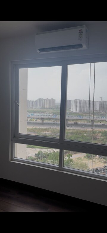 Room in 3 BHK Apartment at Hero Homes Gurgaon, Sector 104 – for Rent