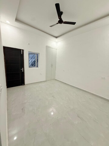 Room in 3 BHK Apartment at Maj Udai Apartment, Sector 29 – for Sale