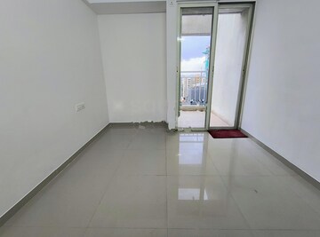 Room in 2 BHK Apartment at Mantra Insignia, Mundhwa – for Rent