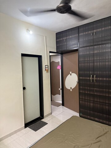 Room in 2 BHK Apartment at Lokhandwala Breeze Apartments, Andheri West – for Rent