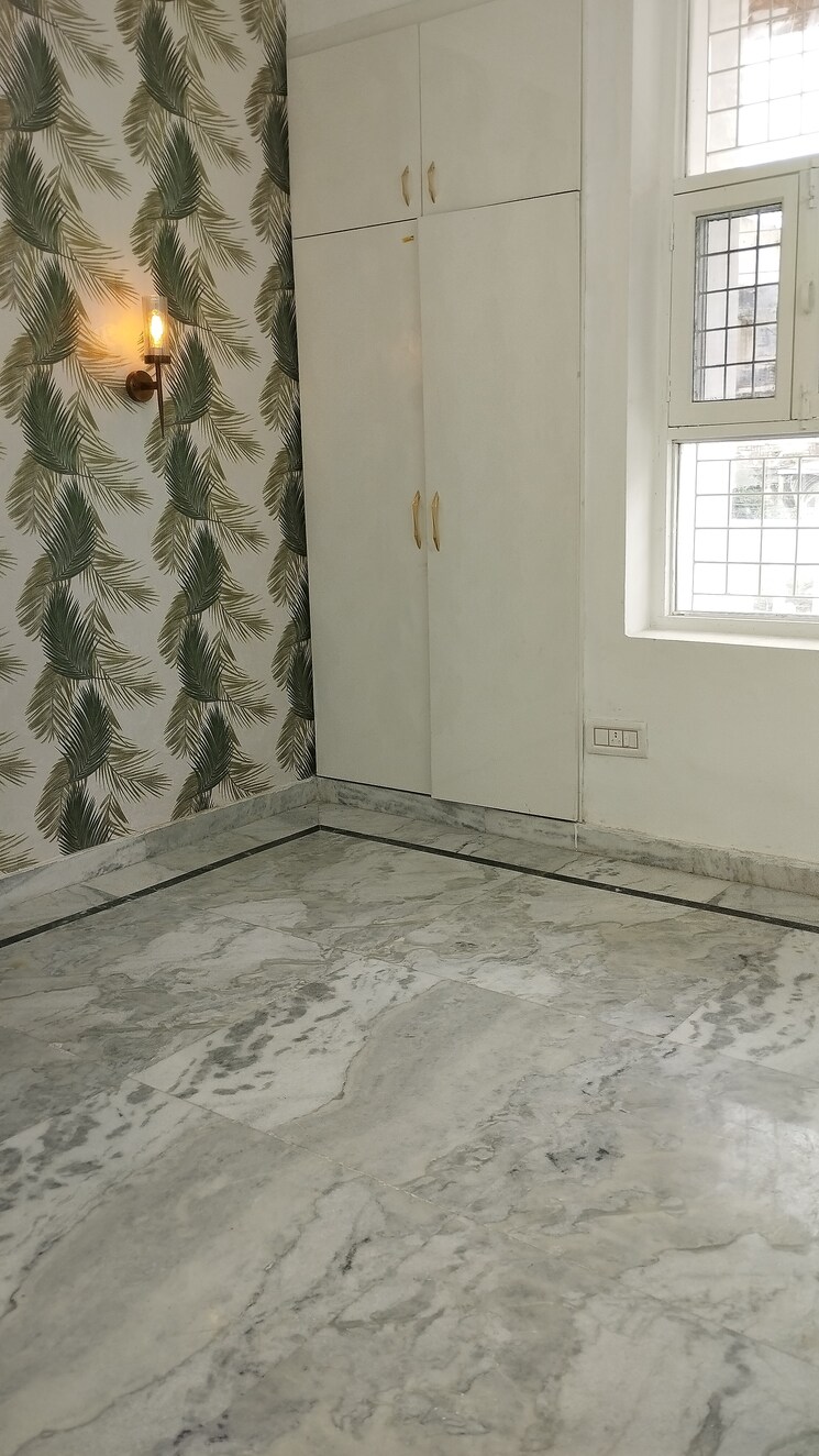 Room, green fields colony 3 Bedroom 160 Sq.Yd. Builder Floor In Green Fields Colony Faridabad 9157698