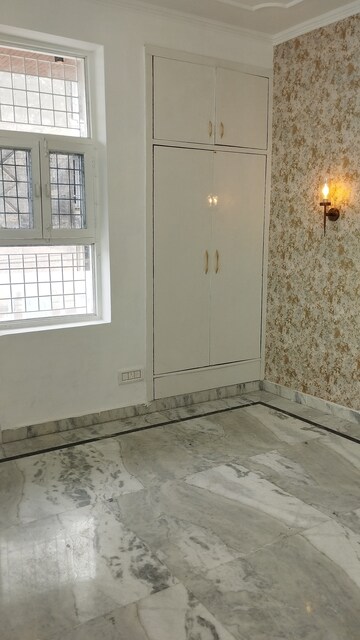 Room in 3 BHK Builder Floor at Green Fields Colony – for Sale