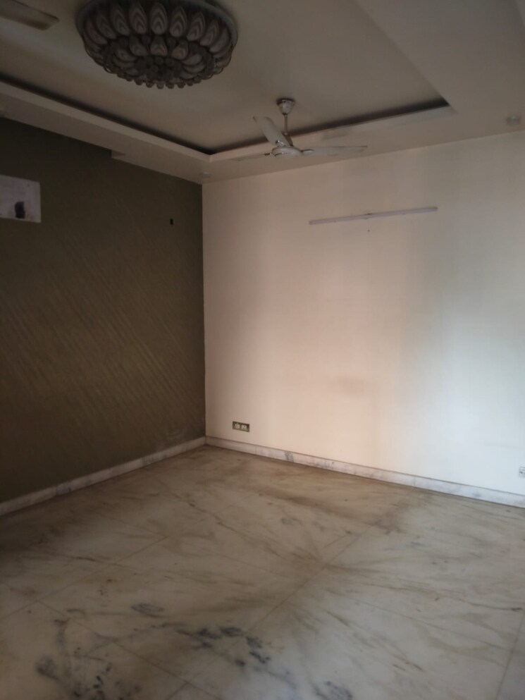 Room, sector 29 2.5 Bedroom 2250 Sq.Ft. Independent House In Sector 29 Faridabad 9157728