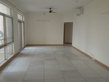 Room in 4 BHK Apartment at Jaypee Greens Sun Court III, Jaypee Greens – for Sale