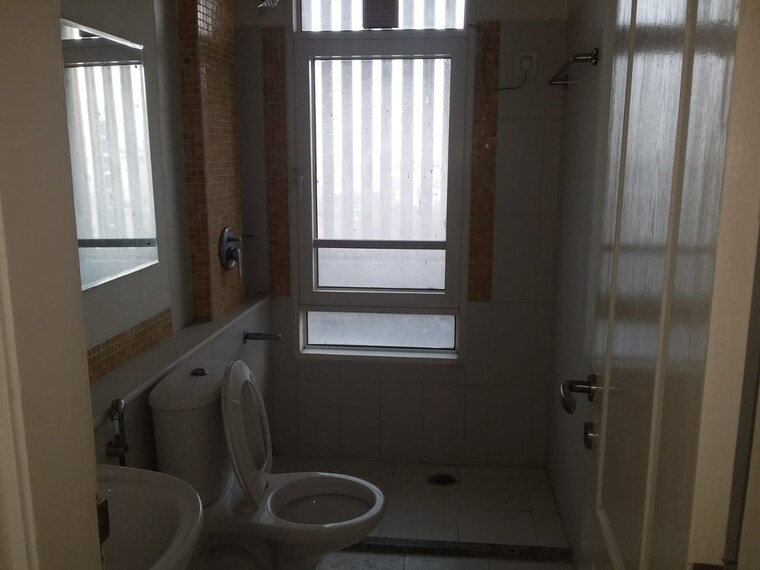 Bathroom, jaypee-green-sea-court 3 Bedroom 3484 Sq.Ft. Apartment In Sector Swarn Nagri Greater Noida 9157770
