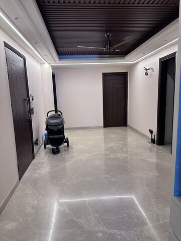Parking in 3 BHK Builder Floor at DLF Atria, Dlf Phase ii – for Sale