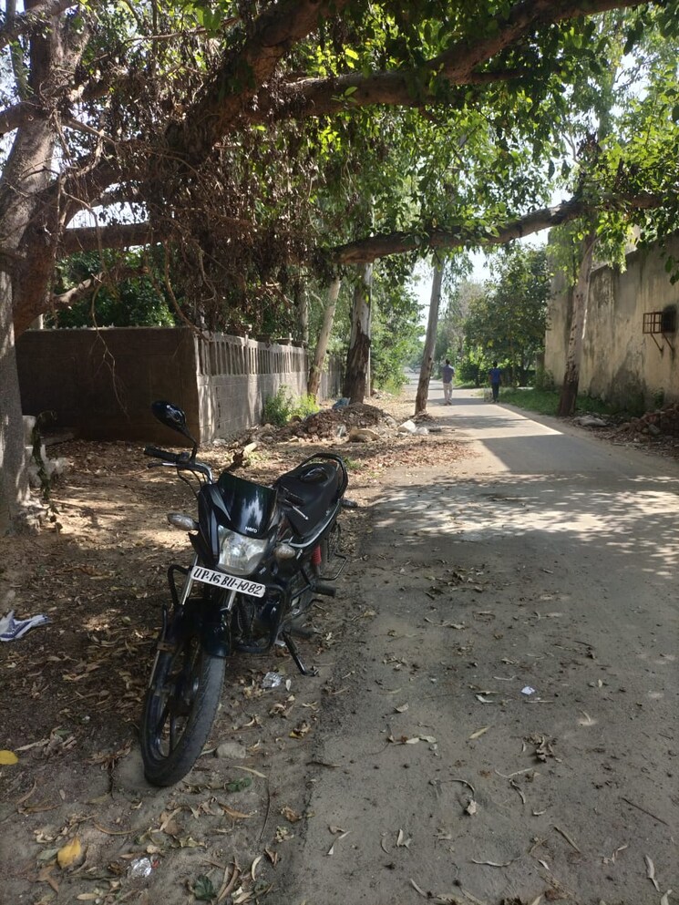  Parking, chi ii greater noida  200 Sq.Mt. Plot In Chi Ii Greater Noida Greater Noida 9157837