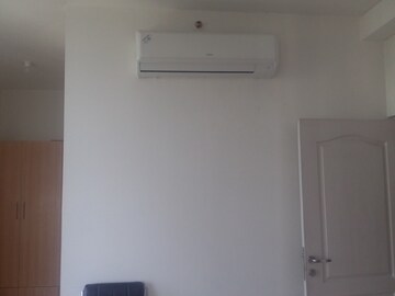 Room in 2 BHK Apartment at Jaypee Greens Star Court, Jaypee Greens – for Rent