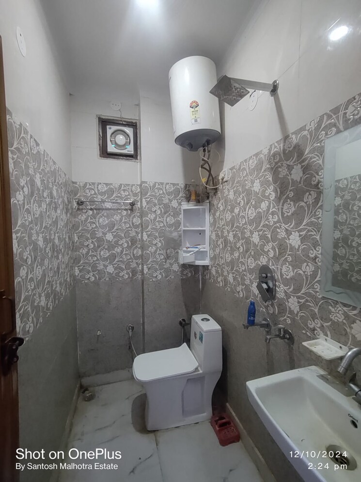 Bathroom, vipin garden 2 Bedroom 80 Acre Builder Floor In Vipin Garden Delhi 9158261