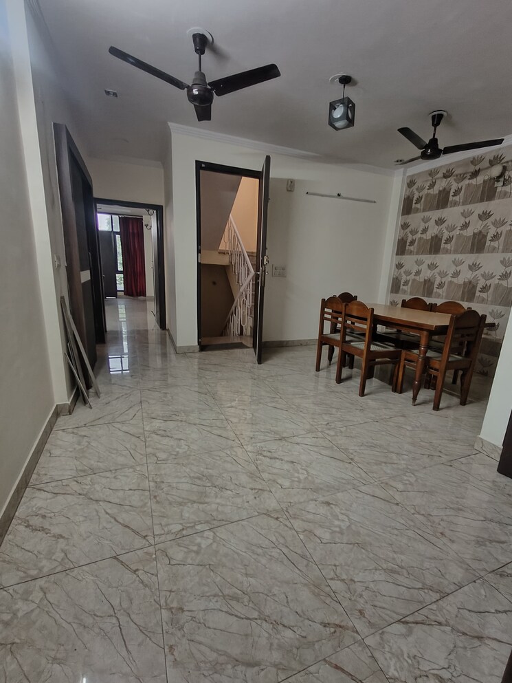  Parking, shivalik colony 2 Bedroom 1800 Sq.Ft. Builder Floor In Shivalik Colony Delhi 9158286