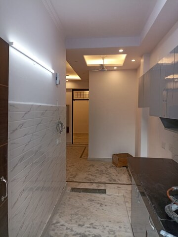 Building Lobby in 1 BHK Builder Floor at DLF City Phase V, Dlf Phase V – for Rent