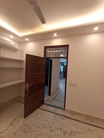 Building Lobby in 1 BHK Builder Floor at DLF City Phase V, Dlf Phase V – for Rent