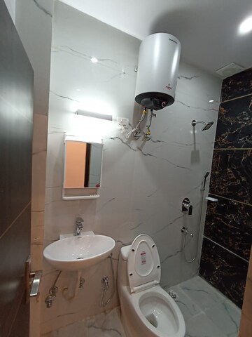 Bathroom in 1 BHK Builder Floor at DLF City Phase V, Dlf Phase V – for Rent